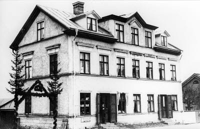 Berggrens hus vid Norrtullsgatan byggdes 1901-1902 Wikberg hade där konditori sedan Jean Berggren och före dessa Frida Larsson. Huset byggdes 1902 av Berggren. Jmfr vklba7639