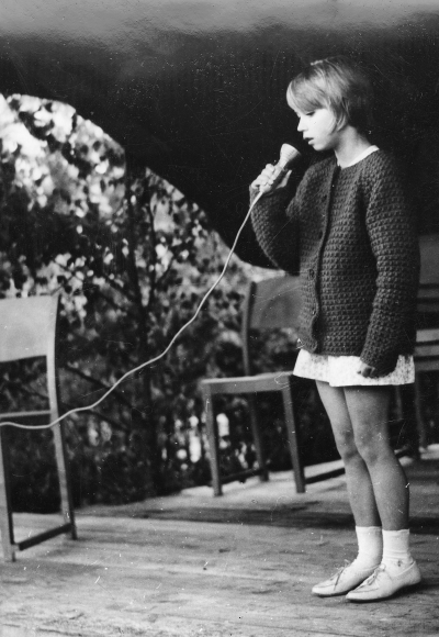 Eva-Britt Sundberg Rumskulla, sjunger vid hembygdsdagen  Ösjöfors handpappersbruk.