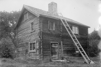 Rumskulla Sandliden, under Jurstorp. Baksidan med köksingång,  blyinfattade fönster. ( dessa skänktes till Vimmerby museum (Kanske menar man Gästgivarehagen, museet fanns inte på den tiden) när huset revs på 1960-talet ).  
