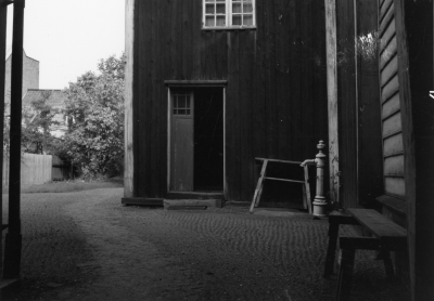 Bakgård med vattenpump 

Dok.100531/KG