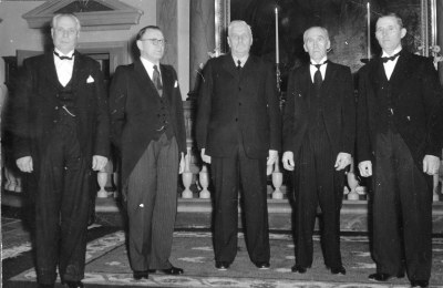 Kyrkvärdarna från vänster  Ernst Pettersson ,  Vilhelm Karlsson ,  Samuel August Eriksson  Näs , Erik Pettersson Gebo , Lennart Johansson.

Dok.090507/SJ