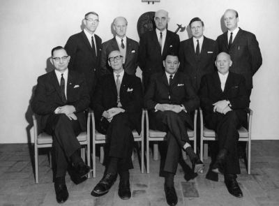 Drätselkammaren 1964 -1967
Stående från vänster:
Per Möller ( S )
Bengt Hultquist ( M ) ( H )
Håkan Andersson stadsingenjör
Alf Nilsson stadskamrer
Helge Svensson ( C )
Sittande från vänster:
Harry Karlsson ( C )
Robert Karlberg ( Fp )
Tore Lundgren ( S )
Gunnar Persson ( S )
