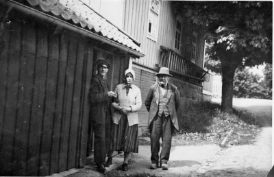 Alfred Jonsson med Fru Johanna ("Moffen") Bilden tagen utanför deras stuga på "Lusknäckarmalmen" Kv Gladan. Till vänster Oskar Karlsson "Stolpe" född 1890 död 1952, glas och lumpsamlare. 