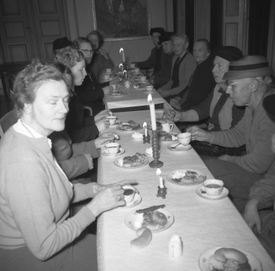 Rådhuset 
- julafton 40 - 50 -tal, gamla bjuds på kaffe -

Dok.110405/KG