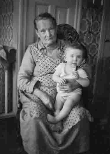 Helge o Arturs mor Hilda.   
