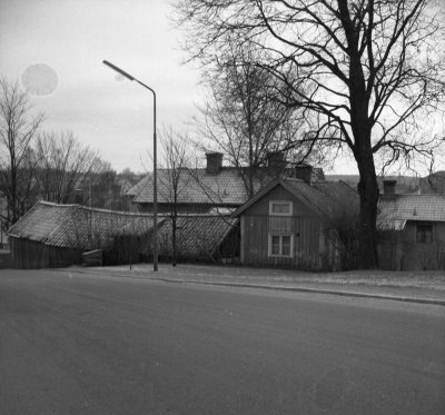 Kampbacken 

Dok.110511/KG

Kampbacken 1950-talet till vänster Karl Franssons hus  i uthuset efter Kampbacken hade Harry Fransson sin skomakarverkstad. Gården till höger ägdes av Fotograf Ragnhedens Fru som fått ärva det.  T.E.