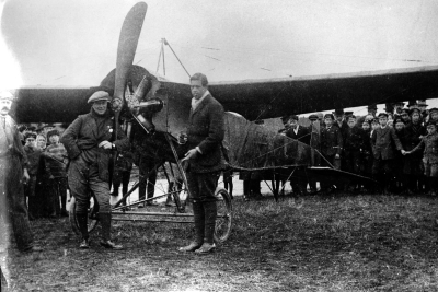 1, 2 C.O.Wallin  3 Antingen Manne Andersson, Kisa eller Gösta Blomstrand.  4 Flygare Olle Dahlbeck.  5 Bull Bernstedt, son till överste Bernstedt.  6 -13   
Olle Dahlbeck, farbror till skådespelerskan Eva Dahlbeck. Efter den våghalsiga landningen i Vimmerby 1912, komponerades en visa "Dahlbecks-visan" som länge levde kvar i Vimmerbybornas minne. Denna visa sjöngs för övrigt av författarinnan Astrid Lindgren i ett sommarprogram i Sveriges Radio P1, år 2003 (?) som ett exempel på visminnen från hennes barndoms Vimmerby.
Dahlbecks plan ramlar ner bakom lagårn på Näs i Vimmerby
“Ja, nog var det rätt bra att vara barn i häståldern. Innan det ännu hade börjar vimla av bilar på vägarna. Och när man knappt hade sett en flygmaskin. “Knappt” sa jag, lägg märke till det! För ensån pjäs hade vi i alla fall sett, den som trillade ner bakom vår lagård en dag i november 1912. En riksbekant flygpionjär var det som kom brakande ner från himlen då. 
Det var Dahlbäck som flyga plär,
han ramlar ner lite här och där, 
det stämde precis, det de så spefullt sjöng om honom. Men att han skulle ramla ner just bakom vår lagård, det var mer än någon unge hade kunnat hoppas på. Min bror och jag kom springande till olycksplatsen första av alla och hörde hans vilda eder och förbannelser, där han satt bredvid sin trasiga maskin. Han var ju på väg till Köpenhamn och Tyskland, Dahlbäck, och trivdes inte alls bakom vår lagård. Men å, vad lyckliga vo var att ha honom där och med vilket rysande välbehag vi hörde hur han svor!”
Ur: Astrid Lindgren, Samuel August från Sevedstorp och Hanna i Hult.
Bryggeridisponenten Otto-Emil Neumüller hade 1911 köpt ett flygplan, "Nyrop-Blériot nr 3" med en 50 hk Gnôme-motor, byggd av ingenjören Hjalmar Nyrop tillsammans med dennes bror på Nyrops Båt- och Aeroplansvarv i Landskrona. Maskinen var konstruerad efter en engelsk modifiering av Blériot XI som kallades "Big Bat" och var varvets tredje flygplansbygge (Nyrop 3). Planet var tvåsitsigt och stolarna var placerade bredvid varandra. I Sverige fick det namnet "Aeroplanet nr 1" eller "Kiddy". Neumüller skänkte flygplanet till Sjöförsvaret "för spaning till sjöss". Neumüllers gåva av "Aeroplanet nr 1" kom att kallas för "Bryggarkärran". Maskinen överlämnades till marinen i december månad och blev därmed svenska försvarets första flygplan. Den 3 februari 1912 flög Olle Dahlbeck för första gången i militär regi med detta flygplan. Starten skedde från Värtans is vid ön Stora Skraggen. 
Planet finns nu i Tekniska Museet i Stockholm

Enligt uppgift så bodde Dahlbeck på Stadshotellet och somnade från en cigarett så brandkåren fick rycka ut och släcka. Dahlbeck startade från Markaryd och skulle flyga till Malmslätt. han orienterade sig efter järnvägen, tog fel i Nässjö och gick ned på en åker vid Centralbryggeriet. Propellern och landningsstället gick sönder och ny propeller rekvirerades från Linköping. Planet reparerades hos Sven G Falks mek verkstad på Wenströms gård. Efter 8 dagar flög han upp igen efter två misslyckade försök. Starten skedde vid Åbro.