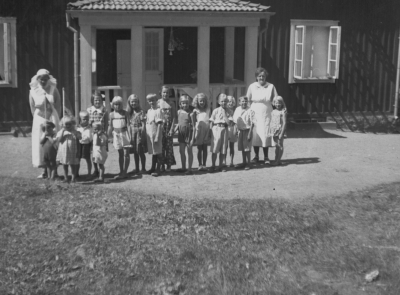 Barnhemmet, Krön
"Meddelande
På förekommen anledning får jag härmed bedja de lantbrukare, som på hösten 1927 skänkte en del timmerstockar för uppförande av barnhemsbyggnaden i Vennebjörke, vända sig till mig före den 15 april för utfående av den ersättning, vartill de kunna anse sig vara berättigade. Då jag ej vet om barnhemmets verksamhet kommer att fortsätta efter detta års utgång, vill jag hava klarhet i denna sak. Vimmerby den 21 mars 1940. Mimmi Ingeström"
Vimmerby Tidning 20/3 1940



Dok.080214/RS