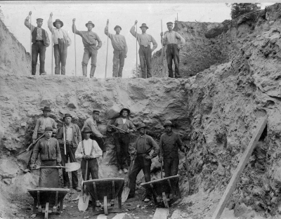 Östra Centralbanan grävs.Gåva av Annie (Fransson)  Roos Stal, född i Vimmerby.  Längst upp från vänster 1. Axel Hörberg "Kruse"  2. Hjalmar Karlsson "Grillen" 3. Gustaf Lundberg "Kak" 4. Axel Fransson "Suppe"  5. Oskar Johansson 6. Henrik Nilsson  7?, 8 Karl Samuelsson.  