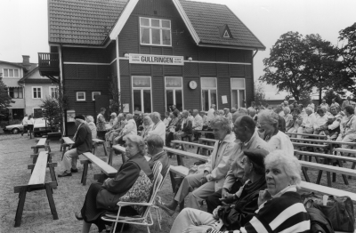 Folkfest vid stationen i Gullringen.