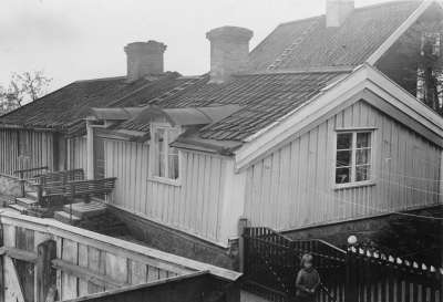 Båtsmansstugorna  på Båtsmansbacken i Vimmerby. Här bodde "Lörven" Larsson. Han hade möbelaffär i gamla gula skolhuset mitt emot Vimmerby kyrka. Osäkert om han hette Eriksson eller Larsson och om han en period hade möbelaffären vid Källängsparken.