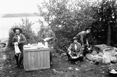 1912 ?   Fr. v. 1 Göte Nyström 2 Oskar Bom, ( kyrkoherde ) 3 Erik Westerberg, ( Affärsbiträde bokhandel sedan stadskassör ) 4 Arne Sköldborg, ( Bilförsäljare )    T.E.