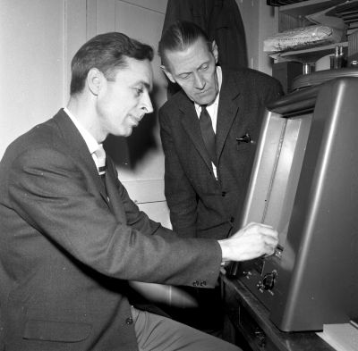 Erik Bond skolöverstyrelsen
Thorvald Eriksson stadsbibliotekarie

Dok.110224/KG

Bibliotekskonsulent Bond provar läsapparaten (Diabald Reader U.S.A.) T.E.