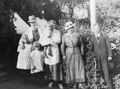Rut Gustavsson, Kassör Gustavsson vid Kungliaga Operan. Mormor gratuleras hjärtligt på Sofiadagen 1922 af "Hela högen"      