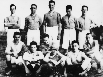 Stående från vänster.  1. Axel Andersson, Tapetserare  2. Nils Perfekt, Journalist  3. Gunnar Derwinger, Handl.  4. Martin Eriksson, sedan U.S.A.    Sittande  från vänster  6. Joel Palmér, U.S.A.  7. Nils Ståhl, Fabrikör  8. Valle Larsson, Bankman  9. Linné Fasth, Snickare  10. Sture Beijer  11. Ernst Holst, Målare     