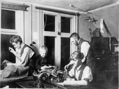 Skräddarmästare Ekbergs skrädderi. Från vänster 1. Oskar Olsson, Rosenfors  2. Anders Ekberg  3. Ella Blomqvist  4. Claes Ekberg 1872 död 1959.  Bilden tagen 1916 i Rosenfors. Var i Vimmerby 1900- 1902, sedan U.S.A.  Vimmerby 1905-1907, 1923- 1959.   .