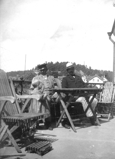 "Henriks Far på balkongen, Kisa"   Nordströms