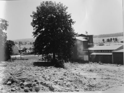 "Silon och järnvägen sett från Kyrkogårdsgatan och blivande nämndhuset 1974." Thorvald Eriksson