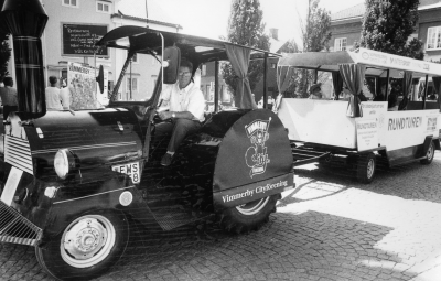Under ett antal år körde Vimmerby Cityförening det populära "Turisttåget" mellan Torget och Astrid Lindgrens värld via Gästgivarehagen. Här är Anders Svensson chaufför, Sven-Olof Månsson var en annan trogen förare.