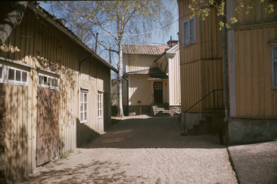 Gårdsutrymme mot öster
Rönnbärsgatan 17
Mariedahl
Gården på fastigheten Vimmerby 3:260
Snickarverkstaden till vänster nedbränd av mordbrännare hösten 1995

090422/KG