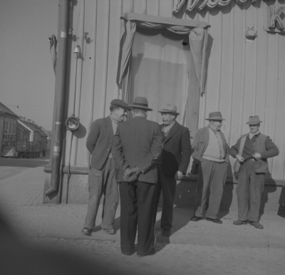 "Barkmans hörna"   Fr.v
1. 
2. 
3. Albert Johansson "Abbe i nygård"  V-by
4. Emil Olsson en av "nölsera" skomakare 
5. Gustaf Lundberg (son till "kacka-mulle"