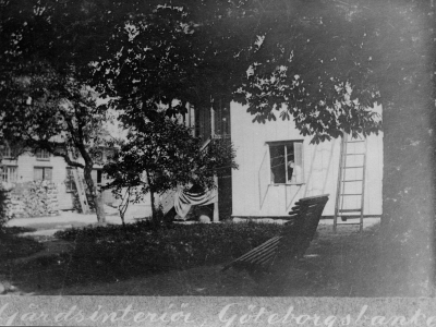 Häradshövding Sparres gård vid torget. Efter efter en eldsvåda revs huset och Göteborgs bank byggdes 1920-talet .   T.E.