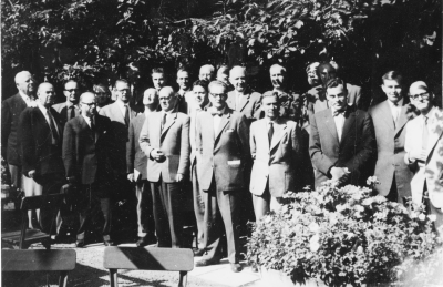 Rotary, 1. Enok Ernlid, disponent  2. Vilhelm Wenström, elektriker  3. Bengt Kennemo, byggmästare  4. Hilding Karlberg, bilförsäljare  5. Bergström, bankdir  6. Bengt Hultqvist, byggnadsingeniör  7. Gillis Brorsson, trävaruhandlare  8. Ragnar Gustavi, adjunkt  9. Carl Areskong, direktör Tuna  10. Urban Ek, postmästare  11. Albin Carlsson, järnhandlare  12. Thorsten Kjelberg, musikdirektör  13. Carl Nilsson, jägmästare  14. Åke Eckerström, advokat  15. Ivar Beijer, kamrer  16. Nils Nilsson - Ormens, rektor  17. Per Dunge, disponent Åbro bryggeri  18. Beyron Milton, guldsmed  19. ?  20. Rudolf Eklund, affärsdisponent  21. Olof Hammargren urmakare.   