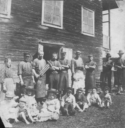 Lindekulla Garveri. Läderfabriken omkring 1912. 
Barnen är de yngre barnen Karlbergs och bröderna Adolfsson. Stående från vänster. 17 Alma Adolfsson,  1 Karlsson,  2 Eriksson,  3 Otto Strömbäck,  4 Oskar Grönbäck,  5 Johan " Jollen " Adolfsson,  6 Erik Karlberg,    7 Oskar Karlberg " Polmem"  8 Johan Kihlström i Krösabacken Sittande från vänster  9 - 14. 15 Erik Adolfsson,  16    