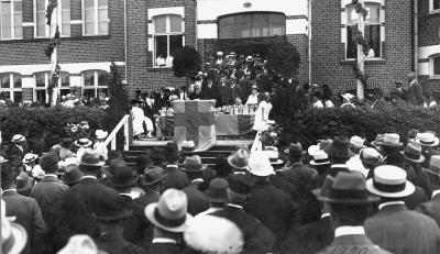Hantverkstställningen i Vimmerby 1920. 1 Johan Falk Landshövding 2 Ludvig Pålsson Guldsmed 3 Fru Anna Pålsson.  Landshövding Falk skall utdela priserna, till höger om honom sittande är Guldsmed Ludvig Pålsson.                                                            T.E.