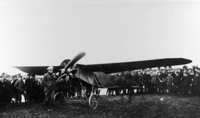 Andersson, Olle Dahlbeck nödlandar i Vimmerby 1912. Han blev Sveriges förste tidningsflygare. 1. Kalle Högner, fadern troligen lantbr. i Locknevi.  2. John Andersson, Kisa, skulle bli jägmästare,  skadade en hand, blev järnhandlare. 3. Erik Hemmingsson, Lektor sedan i Stockholm.  4 .Hugo Karlsson, Hagaborg, bankman i Göteborg, sedemera affärsman död i Lerum, hette där Hugo Vimby.  5. Ebba Andersson, dotter till gästgivare H. J Andersson i Kisa, gift med kapten  stins sedemera, Olle Tidman.  6. Nisse Andersson i Kisa , Halvbror till Manne Andersson  7. Hjördis Andersson, Gamleby dotter till rektor Hansson.  8. Greta Svensson, dotter till kantor Svensson, Gamleby.  9. Svea Strömert, dotter till avlidne rådman Strömert.  10. Troligen Valter Jansson, son till Propps- Jante  11. Axel Johansson Dunge Åbro.  12. Peter Liljecreutz, död i Stockholm  lungcancer son till Doktorinnan Maria af Zellén i hennes äktenskap med en friherre Liljecreutz  officer vid Smålands husarer.  13. Gustaf (?) Carlsson  äldste son till charkuterist Carlsson vid torget  sedemera Nords, charkuteristen sedan Bankkamrer djupt religiös. En dotter hette Sigrid Stenklint student och folkskollärare i Vimmerby.  14. Med största sannolikhet Gustaf Johansson, gardist, sedan polisman sedan disponent och delägare i Vimmerby Fanérfabrik. Ägde gård i Frödinge, villa vid Krön Kvarnudden gift med dotter till mössemakare Hampus Viktor Andersson, Vimmerby.   15. Gunnar Ekman, son till gymnastiklärare Ekman, läroverksadjunkt död i Göteborg.  16. Lilly Palmgren.  17. Nisse Blomstrand   18. Helmer Melkersson.  19. Erik Björkdal Alexnäs Vimmerby.  20. Möjligen Gina i Ödestorp.      
Olle Dahlbeck, farbror till skådespelerskan Eva Dahlbeck. Efter den våghalsiga landningen i Vimmerby 1912, komponerades en visa "Dahlbecks-visan" som länge levde kvar i Vimmerbybornas minne. Denna visa sjöngs för övrigt av författarinnan Astrid Lindgren i ett sommarprogram i Sveriges Radio P1, år 2003 (?) som ett exempel på visminnen från hennes barndoms Vimmerby. Dahlbecks plan ramlar ner bakom lagårn på Näs i Vimmerby
“Ja, nog var det rätt bra att vara barn i häståldern. Innan det ännu hade börjar vimla av bilar på vägarna. Och när man knappt hade sett en flygmaskin. “Knappt” sa jag, lägg märke till det! För ensån pjäs hade vi i alla fall sett, den som trillade ner bakom vår lagård en dag i november 1912. En riksbekant flygpionjär var det som kom brakande ner från himlen då. Det var Dahlbäck som flyga plär, han ramlar ner lite här och där, det stämde precis, det de så spefullt sjöng om honom. Men att han skulle ramla ner just bakom vår lagård, det var mer än någon unge hade kunnat hoppas på. Min bror och jag kom springande till olycksplatsen första av alla och hörde hans vilda eder och förbannelser, där han satt bredvid sin trasiga maskin. Han var ju på väg till Köpenhamn och Tyskland, Dahlbäck, och trivdes inte alls bakom vår lagård. Men å, vad lyckliga vi var att ha honom där och med vilket rysande välbehag vi hörde hur han svor!”
Ur: Astrid Lindgren, Samuel August från Sevedstorp och Hanna i Hult.
Bryggeridisponenten Otto-Emil Neumüller hade 1911 köpt ett flygplan, "Nyrop-Blériot nr 3" med en 50 hk Gnôme-motor, byggd av ingenjören Hjalmar Nyrop tillsammans med dennes bror på Nyrops Båt- och Aeroplansvarv i Landskrona. Maskinen var konstruerad efter en engelsk modifiering av Blériot XI som kallades "Big Bat" och var varvets tredje flygplansbygge (Nyrop 3). Planet var tvåsitsigt och stolarna var placerade bredvid varandra. I Sverige fick det namnet "Aeroplanet nr 1" eller "Kiddy". Neumüller skänkte flygplanet till Sjöförsvaret "för spaning till sjöss". Neumüllers gåva av "Aeroplanet nr 1" kom att kallas för "Bryggarkärran". Maskinen överlämnades till marinen i december månad och blev därmed svenska försvarets första flygplan. Den 3 februari 1912 flög Olle Dahlbeck för första gången i militär regi med detta flygplan. Starten skedde från Värtans is vid ön Stora Skraggen. 
Planet finns nu i Tekniska Museet i Stockholm
