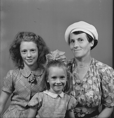 Helga Johansson med döttrarna Marianne och Elsy 
Kullen Solnehult Storebro 
