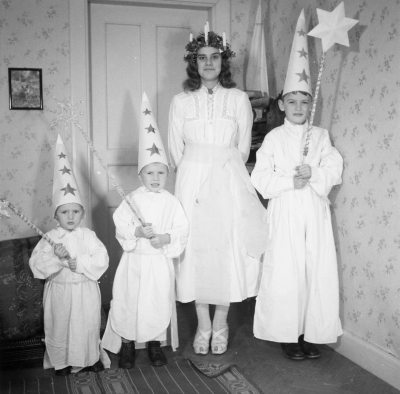 Några medlemmar ur familjen Waern Ludvigsborg
Längst till höger Roland Waern
( annan uppgift lucia Ulla - Britt Andersson )

Dok.100531/KG