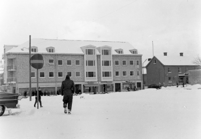 Nybyggda affärshuset med Carl Johanssons Godis Väskan m. fl. Det öppna området till höger är nu bebyggt och gränsar till torget

Dok.100531/KG