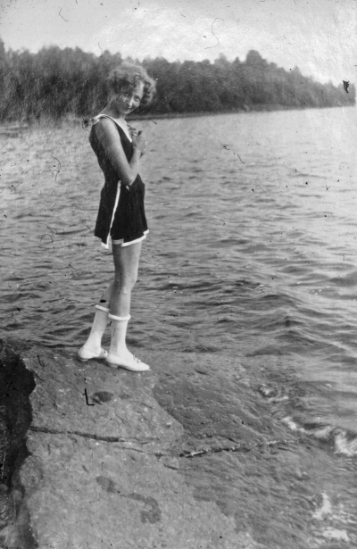 Flicka i baddräkt sten sjö

090331/KG