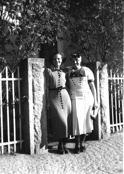 Karin Rydh och Margit Larsson Vimmerby.  Kortet tagit vid grindarna till Missionsbokhandeln.      