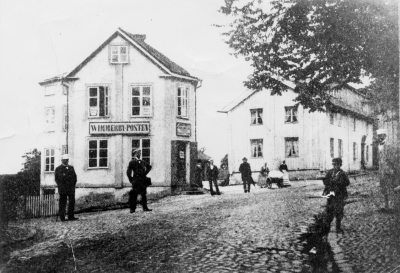Carl Malmberg, mannen i vita mössan är hans fader.   T.E.

Wimmerby - posten