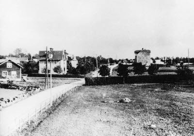 Östra Tullportsgatan kring 1920-talet. Det stora huset till vänster är Vanstad som låg där Stimp Innovation har sin parkering idag (2023). Efter Vanstad kan man skymta Lindhem som har tillhört släkten Hjelte i många år. Det stora huset till höger är Gustafsborg som byggdes av fabrikör Gustaf Hallberg 1912

(Tidigare information:Östra Tullportsgatan sedd från väster 1920-talet. Höga stora huset till höger Bäcksholm, höga huset till vänster Ragnhildsborg, där bodde "Jeppe" Johansson och hans fru Caroline).