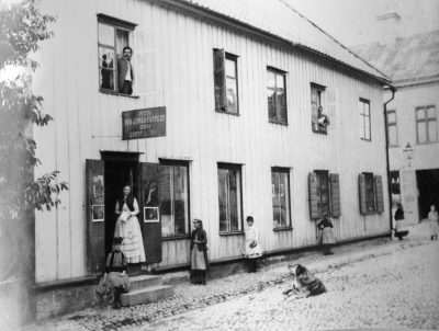 Brauns bokhandel i Kärnbergska huset Storgatan - Ö.Kyrkogårdsg. Taget troligen på 1890-talet. från vänster 1. Franz Gustaf Poul Henrik von Braun, bokhandlare död 1939, 2. Sittande fru Ellen Theorin född Wärnberg, 3. (Stående) Maria Lifstedt (köpte en bokhandel i Gränna 1904) död 1939.