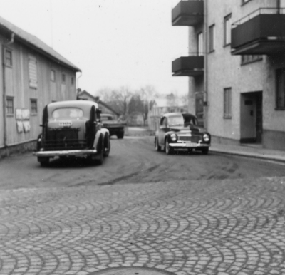 Rönnbärsgatan
Denna del av gatan var enkelriktad. Här är det Erik Liljeblad som trots detta " genar ".