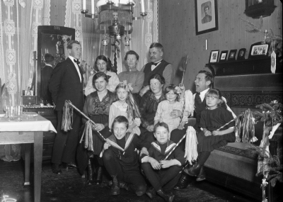 Julgransplundring Stående: Knut Lindberg,  okänd,  Anna Lindberg,  Nils ?        U.F.