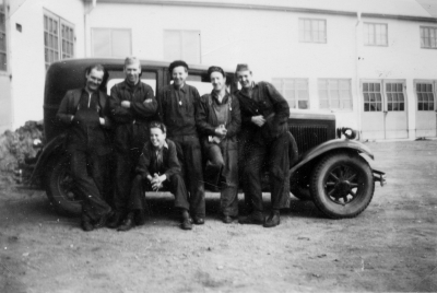 Firman Bilreparationer Västra Tullen 
Bilen är en " Nasch "
Från vänster: Johan Öhr Vimmerby. Birger Karlsson Gebo. Tage Karlsson Gebo. Olof Karevik Vimmerby. Runar Olsson Vimmerby. Sittande Bernt ? Vimmerby 