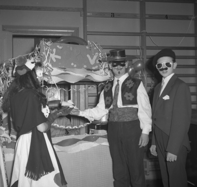 Skola
- maskerad -

Dok.110331/KG