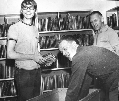 Fr.v. 1 Bo Eriksson, 2 Sture Nilsson, 3 Thorwald Eriksson, 1970. Flyttningen av barnbibliokteket. T.E.