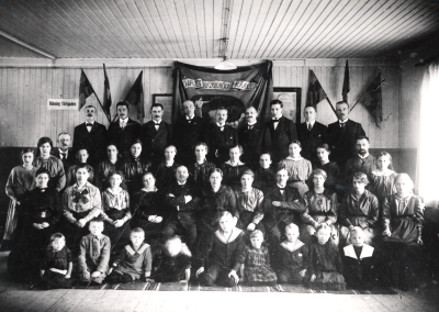 Frejasalen 1917. 1 Anna Lisa Gustavsson 2 Georg Gustavsson 3 Erik Svanberg, Frisör 4 Margit Borgstrand 5 Carl Johansson 6 Gerd Gustavsson 7 Holger Eriksson 8 Greta Olsson 9 Erik Jonasson 10 Anna Lundberg 11 Mimmi Svensson 12 Ella Olsson 13 Fru Eriksson 14 Axel Eriksson, Garvare 15 Mimmi Carlsson 16 Augusta Carlsson 17 Brevbärare Ekström 18 Fru Ekström 19 Ingrid Gustavsson, [---] 20 Lisa Johansson, Kaféidkare 21 Elin Lilja 22 Ester Lindvall 23 Axel Lindström, Vaktm. 24 Hilma Lindström 25 Ebba Svanberg 26 Frida Wied 27 Ester Gustavsson 28 Elin Borgstrand 29 Anna Johansson 30 Edla i ( Tullen ) Nilsson 31 Alma Jonasson 32 Eva Svensson 33 Emil Gustavsson ( Kampen ) 34 Sally Svanberg 35 Oskar Svanberg 36 Axel Olsson 37 Robert Gustavsson 38 Gustav Svensson 39 Albert Borgstrand, Skomakare 40 Oskar Johansson, Sadelmakare 41 Daniel Jonsson 42 M. Uno Nilsson 43 Carl Jonasson, Snickare  T.E.