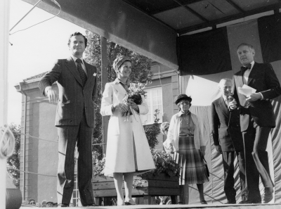 Carl XVI Gustafs Eriksgata
Från  vänster  1.  Kung Carl XVI Gustav 2. Drottning Silvia, 3. Westerlind fru, 4. Erik Westerlind landshövding, 5. Stig Alemyr ordförande i fullmäktige, riksdagsman.        