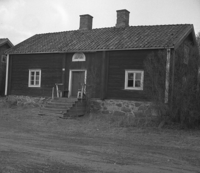 Storebro
Smedstuga. Några av de smeder som bodde i smedstugorna i början av 1900 - talet var: Hamrin, Tolf och Karlsson

Dok.110516/KG

