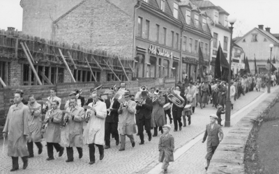 1 Maj demonstration, 1. Ernst Rundgren, 2. Lasse Carlsson? 3. Ebbe Hansson 4. ?, 5. Nils Karlsson? 6.? 7.? 8. Per-Olof Olsson. Huset som byggs är Disp.Erik Karlberg år 1948.
