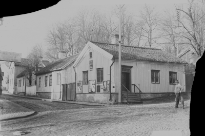 Östra Tullstugan, vid korsningen Storgatan - Östra Tullportsgatan. Till höger står Stenhuggare Palmér
Östra Tullstugan flyttades till Gästgivarehagen 1927



Dok.080205/RS
