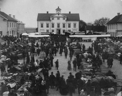 Marknad i Vimmerby. Telegrafverket i Rådhuset. Bilden tagen vid sekelskiftet telefonstation flyttades sedan till Stadshotellet och därifrån till Ramstedts gård ( sedan Hallbergs och nu Juneskogs. ) Fru Ingegerd Pettersson började som telefonist 1906 då på stadshotellet   Vimmerby.    