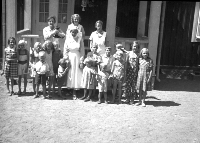 Barnhemmet, Krön
"Meddelande
På förekommen anledning får jag härmed bedja de lantbrukare, som på hösten 1927 skänkte en del timmerstockar för uppförande av barnhemsbyggnaden i Vennebjörke, vända sig till mig före den 15 april för utfående av den ersättning, vartill de kunna anse sig vara berättigade. Då jag ej vet om barnhemmets verksamhet kommer att fortsätta efter detta års utgång, vill jag hava klarhet i denna sak. Vimmerby den 21 mars 1940. Mimmi Ingeström"
Vimmerby Tidning 20/3 1940



Dok.080214/RS